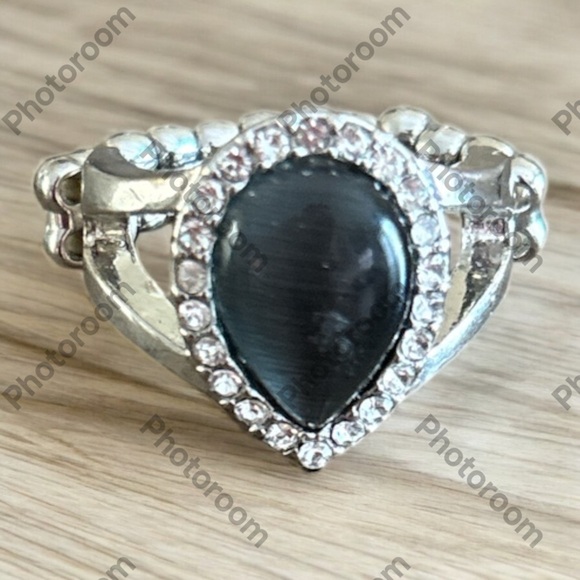 Elegant Silver and Black Teardrop Ring size 7 - Picture 1 of 4